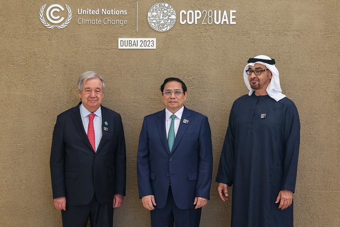 Tổng thống UAE Mohammed bin Zayed Al Nahyan (phải) và Tổng Thư ký Liên Hợp Quốc đón Thủ tướng Phạm Minh Chính tham dự Hội nghị COP28.
