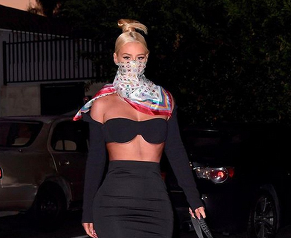 Iggy Azalea diện áo gợi cảm, dùng khăn hàng hiệu thay khẩu trang - 3 Iggy Azalea diện áo gợi cảm, dùng khăn hàng hiệu thay khẩu trang - 3