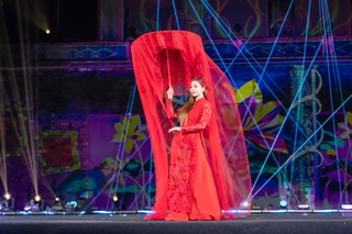 Phu nhân Đại sứ Mỹ, Nhật Bản và nhiều quốc gia trình diễn áo dài Việt Nam - 9