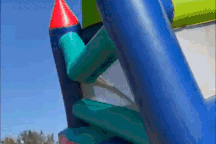 Lâu đài hơi bị gió cuốn lên cao 12m, 2 học sinh rơi xuống đất