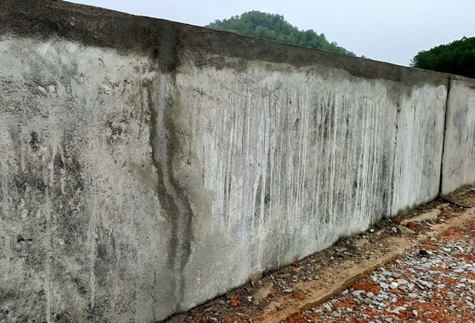 Vụ đập vừa sửa chữa gần 9 tỉ đồng đã nứt: Phát hiện 6 vết nứt - 2 Vụ đập vừa sửa chữa gần 9 tỉ đồng đã nứt: Phát hiện 6 vết nứt - 2