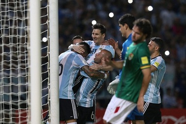 Messi giúp Argentina hạ Bolivia, Brazil hòa may mắn Paraguay