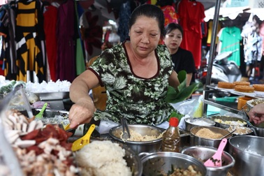 Gánh xôi 45 năm ở "chợ nhà giàu", bà chủ bán mỏi tay nhờ công thức đặc biệt