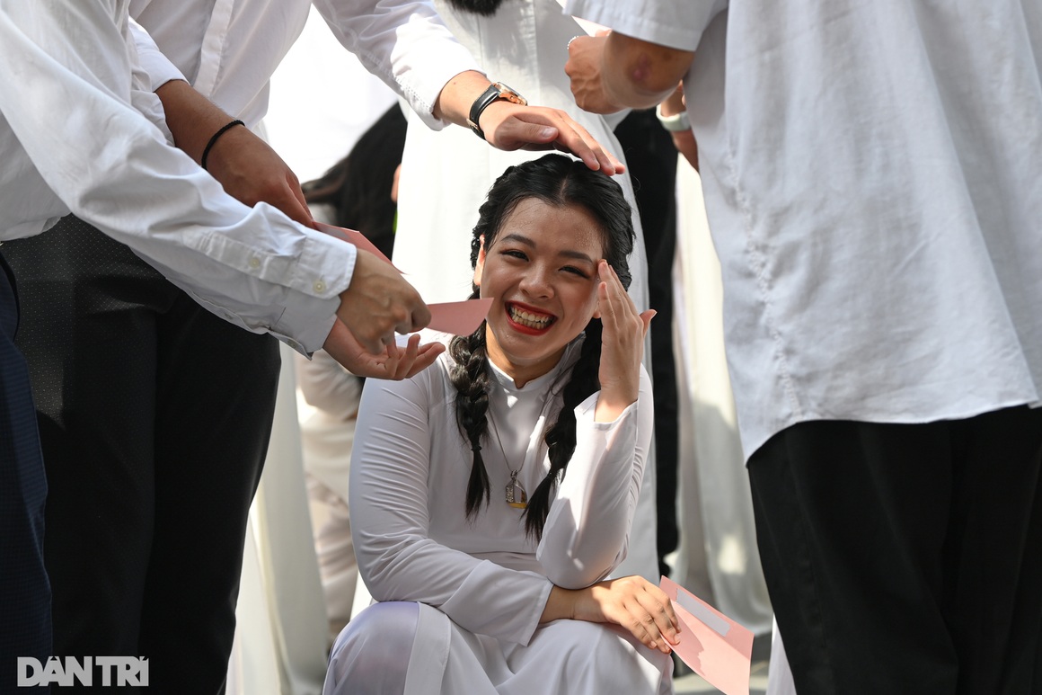 Ngắm vẻ đẹp rạng rỡ của các nữ sinh Hà Nội trong lễ bế giảng đặc biệt - 5 Ngắm vẻ đẹp rạng rỡ của các nữ sinh Hà Nội trong lễ bế giảng đặc biệt - 5