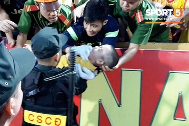 Tuyên dương 5 chiến sĩ cảnh sát cứu cháu bé co giật trên sân Thiên Trường