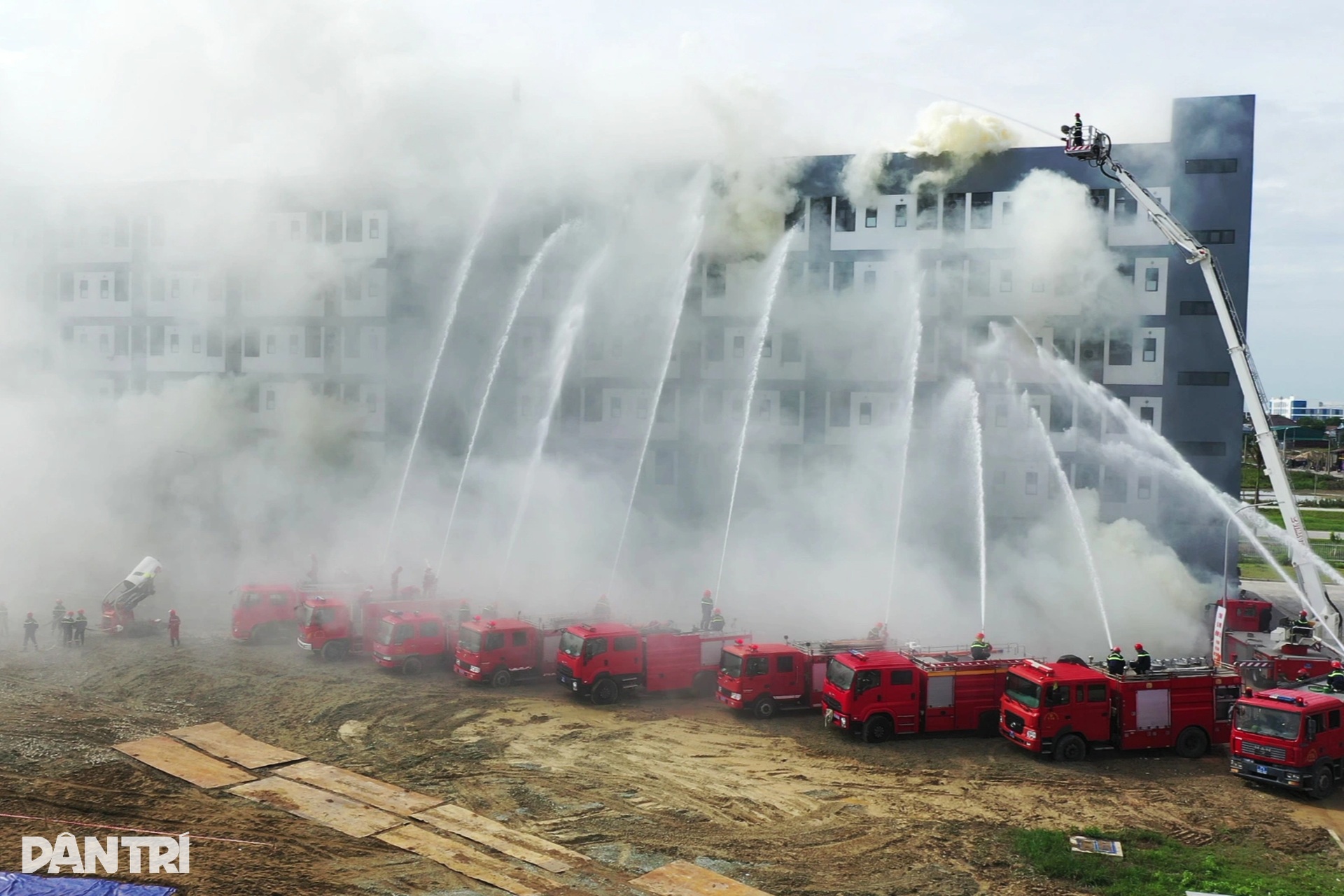 Diễn tập tình huống cháy khu ký túc có 600 công nhân - 6 Diễn tập tình huống cháy khu ký túc có 600 công nhân - 6