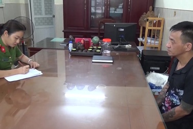 Công an lấy lời khai của Long "Tròn" và đồng bọn