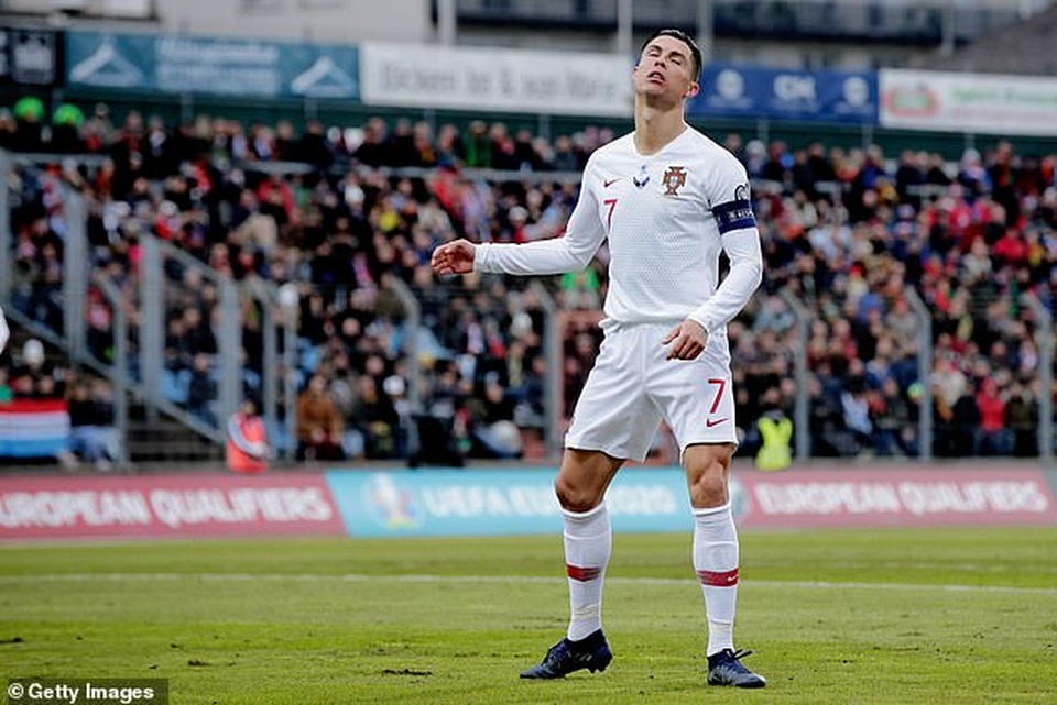 C.Ronaldo ghi bàn thứ 99, Bồ Đào Nha giành vé dự Euro 2020 - 2 C.Ronaldo ghi bàn thứ 99, Bồ Đào Nha giành vé dự Euro 2020 - 2