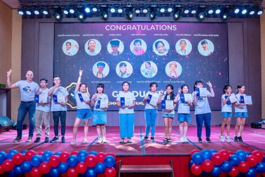 Nghẹn ngào khoảnh khắc chia xa trong lễ tốt nghiệp khóa hè ILA