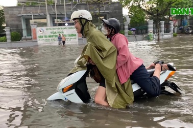 Chủ xe sang dở khóc dở cười khi chết máy giữa mưa ngập ở Hà Nội