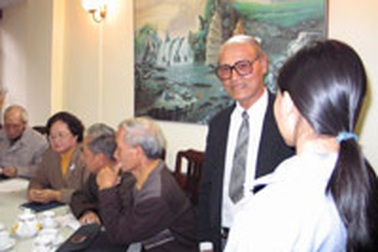 Tóc “nữ sinh bốc khói” lại cháy