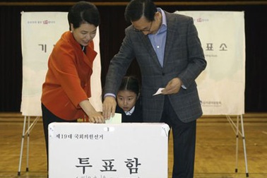 Cử tri Hàn Quốc đi bỏ phiếu trong cuộc bầu cử quốc hội gay cấn