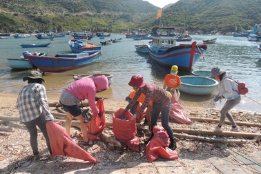 Bạn trẻ Ninh Thuận hưởng ứng trào lưu “thách thức dọn rác”