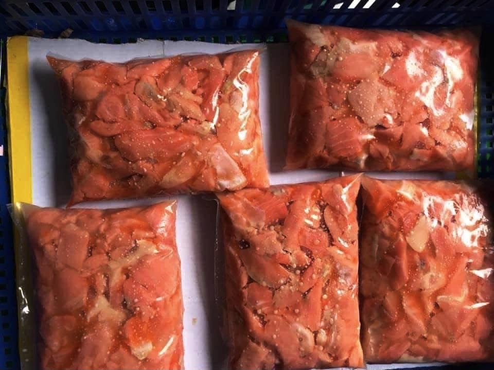 Xương, vụn cá hồi giá siêu rẻ: Khách mua tới tấp, dân buôn ngày bán trăm bộ - 1 Xương, vụn cá hồi giá siêu rẻ: Khách mua tới tấp, dân buôn ngày bán trăm bộ - 1