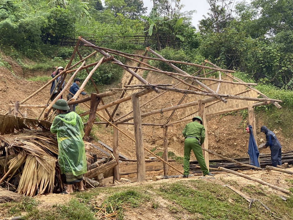 Sơ tán gấp hơn 1.100 người dân trước nguy cơ cao sạt lở - 2 Sơ tán gấp hơn 1.100 người dân trước nguy cơ cao sạt lở - 2