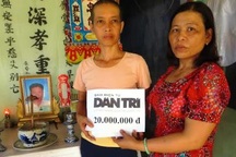 Trao nóng 20 triệu đồng cho vợ ngư dân tử nạn ở Hoàng Sa 