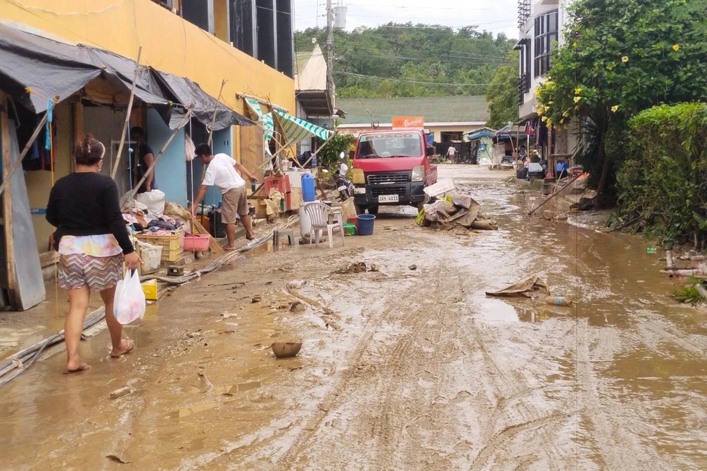 Bão Bualoi càn quét Philippines: Nhiều nhà bị tốc mái, 4 người thiệt mạng - 3 Bão Bualoi càn quét Philippines: Nhiều nhà bị tốc mái, 4 người thiệt mạng - 3