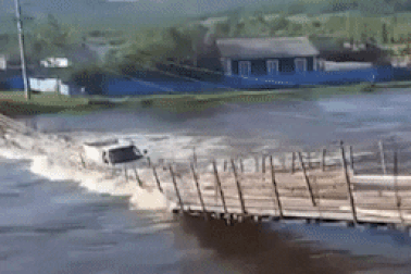 Cầu sập, nước lũ "nuốt chửng" xe tải ở Nga