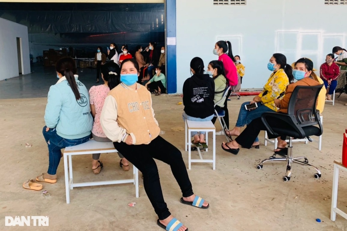 Hàng trăm công nhân vây công ty ngày 27 Tết đòi tiền lương - 3 Hàng trăm công nhân vây công ty ngày 27 Tết đòi tiền lương - 3