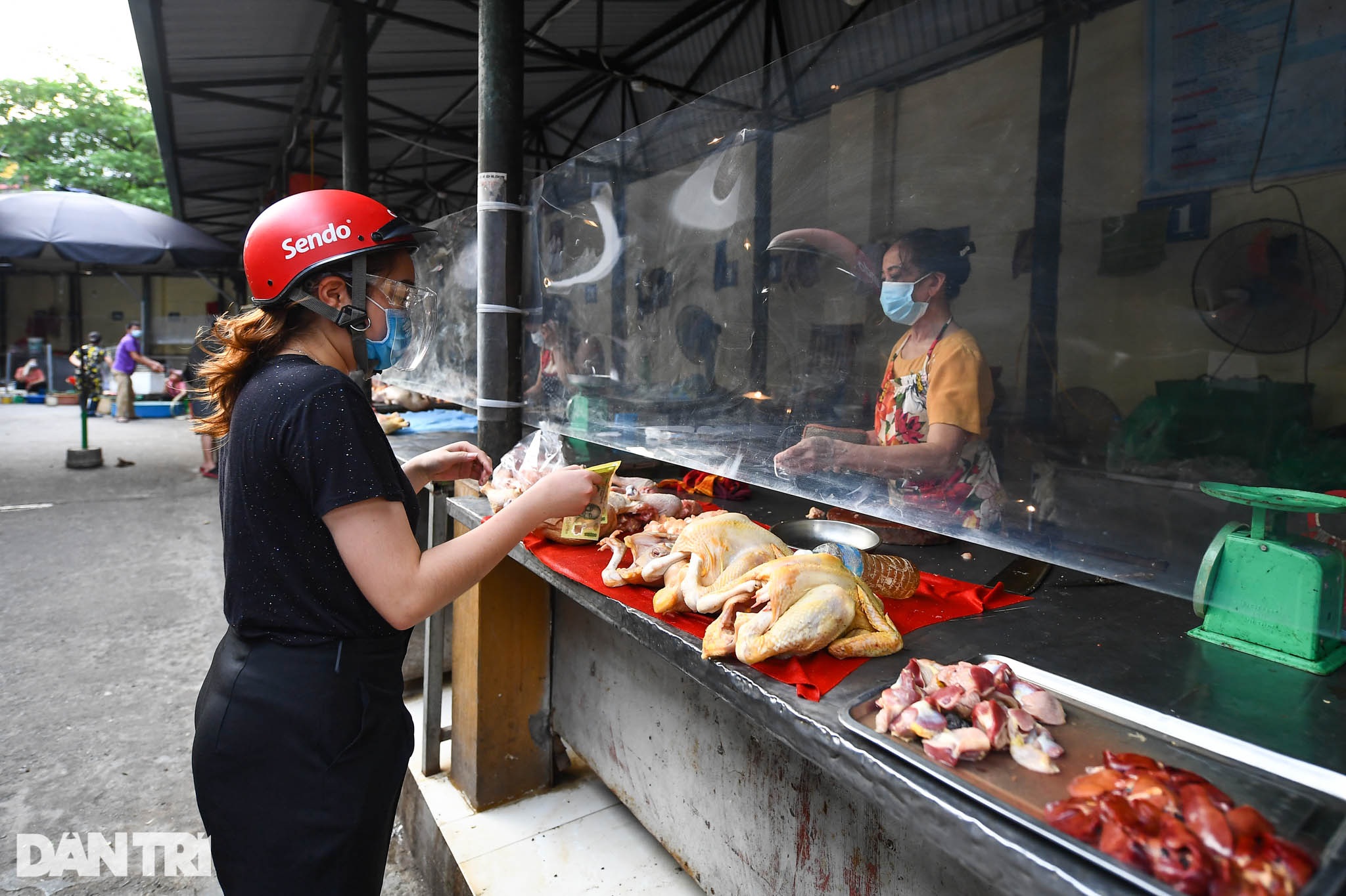 Độc đáo những phương pháp phòng dịch tại các chợ dân sinh ở Hà Nội - 9 Độc đáo những phương pháp phòng dịch tại các chợ dân sinh ở Hà Nội - 9