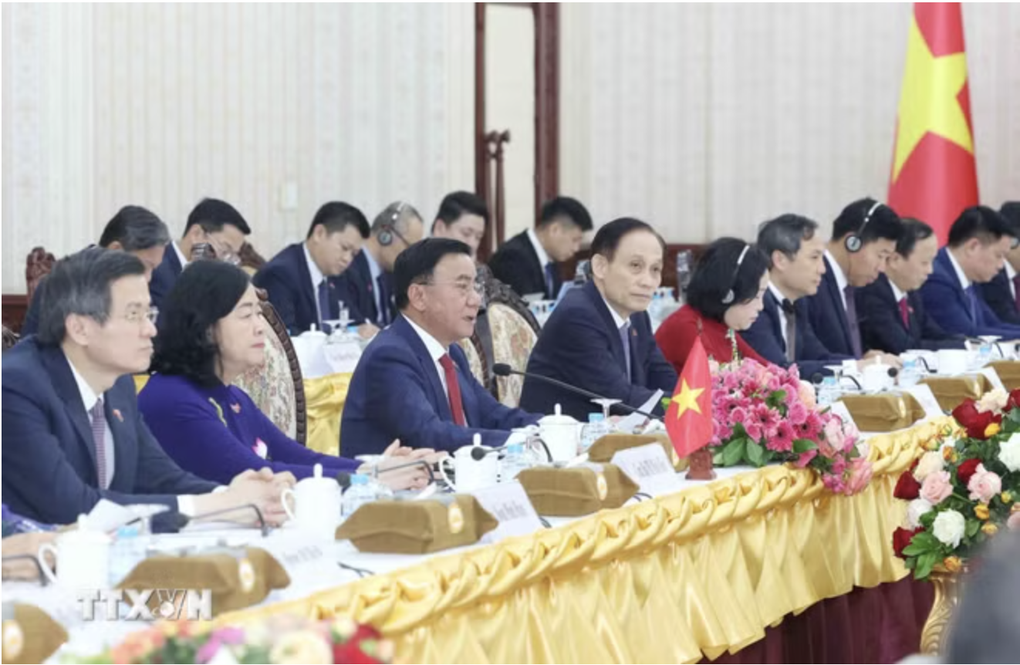 Việt Nam luôn coi trọng và dành ưu tiên hàng đầu mối quan hệ đặc biệt với Lào - 1
