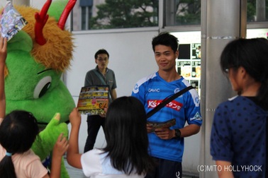 Tranh cãi quanh chuyện Công Phượng phát tờ rơi tại Nhật