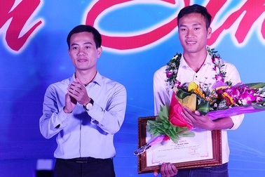 Nam sinh trả lại 320 triệu đồng được vinh danh Gương mặt trẻ Thủ đô 2017