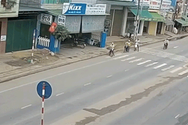 Sang đường bất cẩn, xe máy bị đâm lộn nhào giữa đường