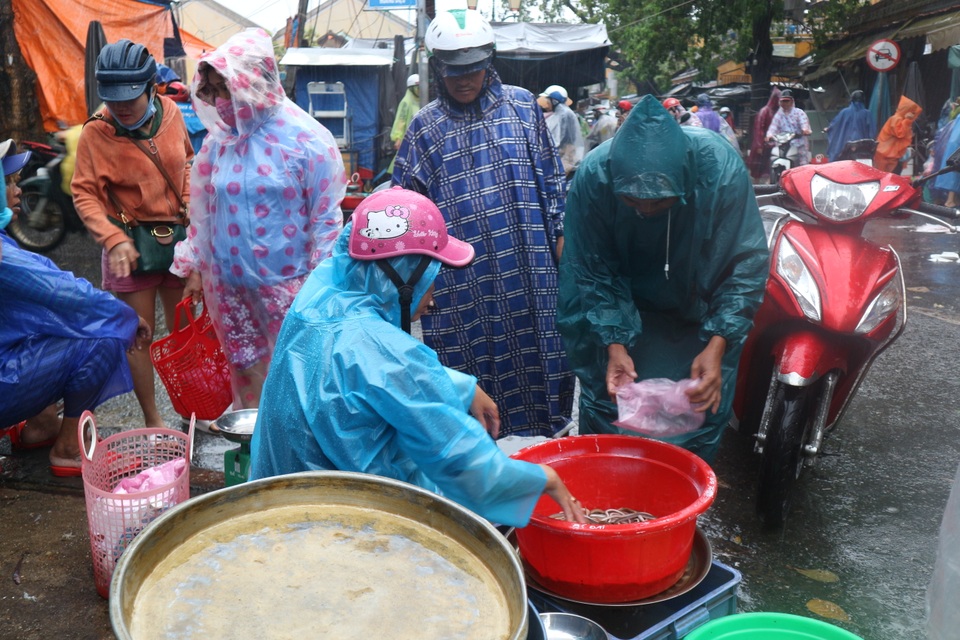 Hội An: Người dân phấn khởi đón “lộc trời” mùa lũ - 3 Hội An: Người dân phấn khởi đón “lộc trời” mùa lũ - 3