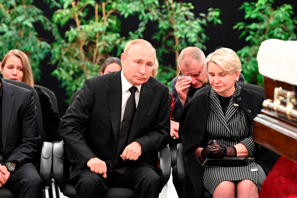 Tổng thống Putin viếng Bộ trưởng tử nạn vì cứu người lúc tập trận - 3 Tổng thống Putin viếng Bộ trưởng tử nạn vì cứu người lúc tập trận - 3