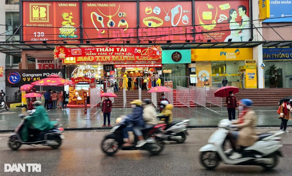 Cảnh tượng lạ ngày vía Thần tài: Đông lúc đầu, sau vắng như chùa bà đanh - 1 Cảnh tượng lạ ngày vía Thần tài: Đông lúc đầu, sau vắng như chùa bà đanh - 1