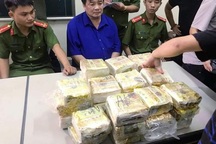 Bị vây bắt, xe của trùm ma túy lật ngửa, ma túy đổ xuống đường