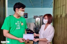 Trao tặng 50 triệu đồng gia đình có công ở miền Trung - Tây Nguyên