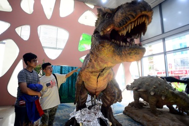 Giới trẻ thích thú mô hình khủng long, người sói có thể chuyển động