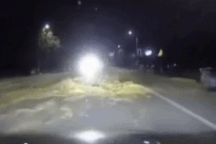 Ô tô ngược chiều lạm dụng đèn, tài xế được phen hú hồn bởi "bóng ma"