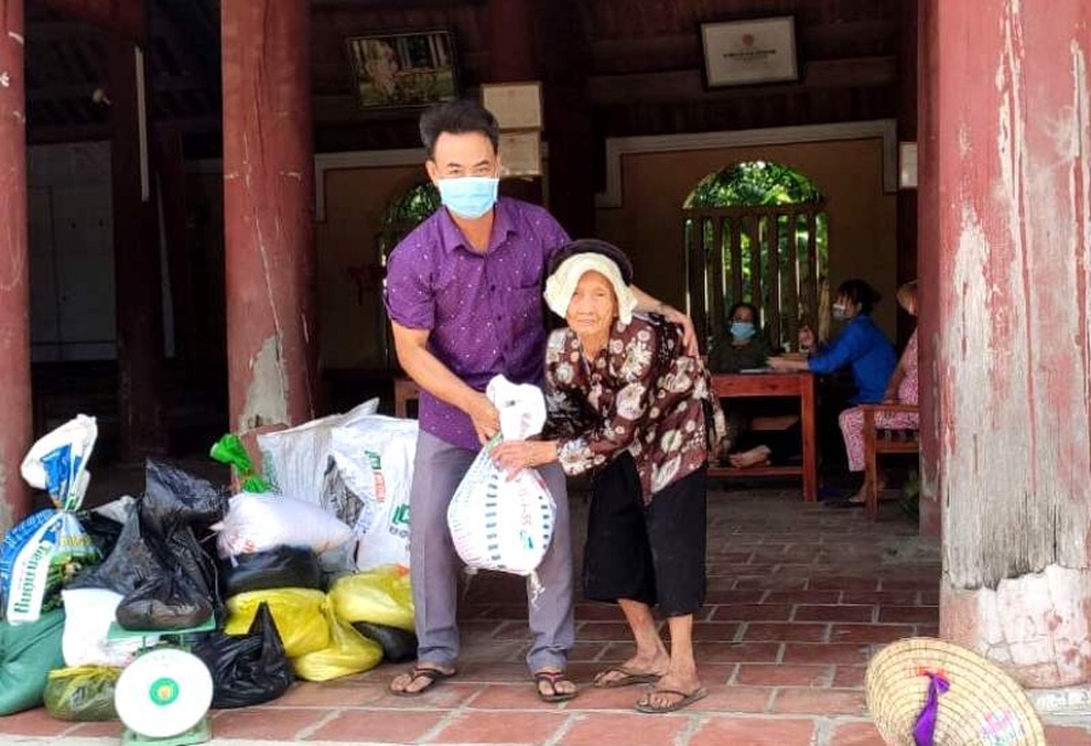 Xúc động hình ảnh hai cụ bà hơn 100 tuổi ủng hộ đồng bào TPHCM - 2 Xúc động hình ảnh hai cụ bà hơn 100 tuổi ủng hộ đồng bào TPHCM - 2