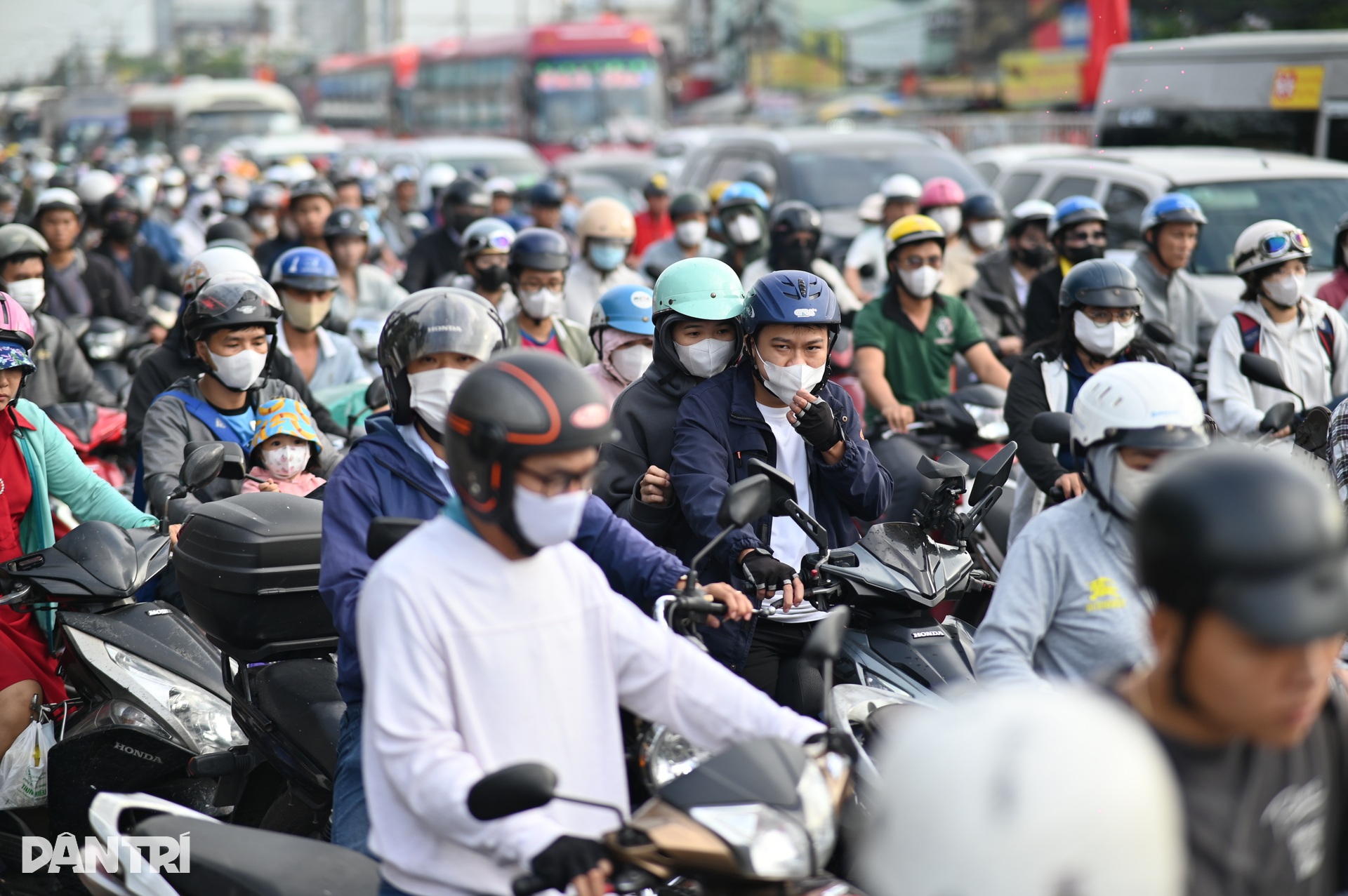 Ùn ứ kéo dài tại cửa ngõ TPHCM ngày đầu đi làm sau lễ - 3 Ùn ứ kéo dài tại cửa ngõ TPHCM ngày đầu đi làm sau lễ - 3