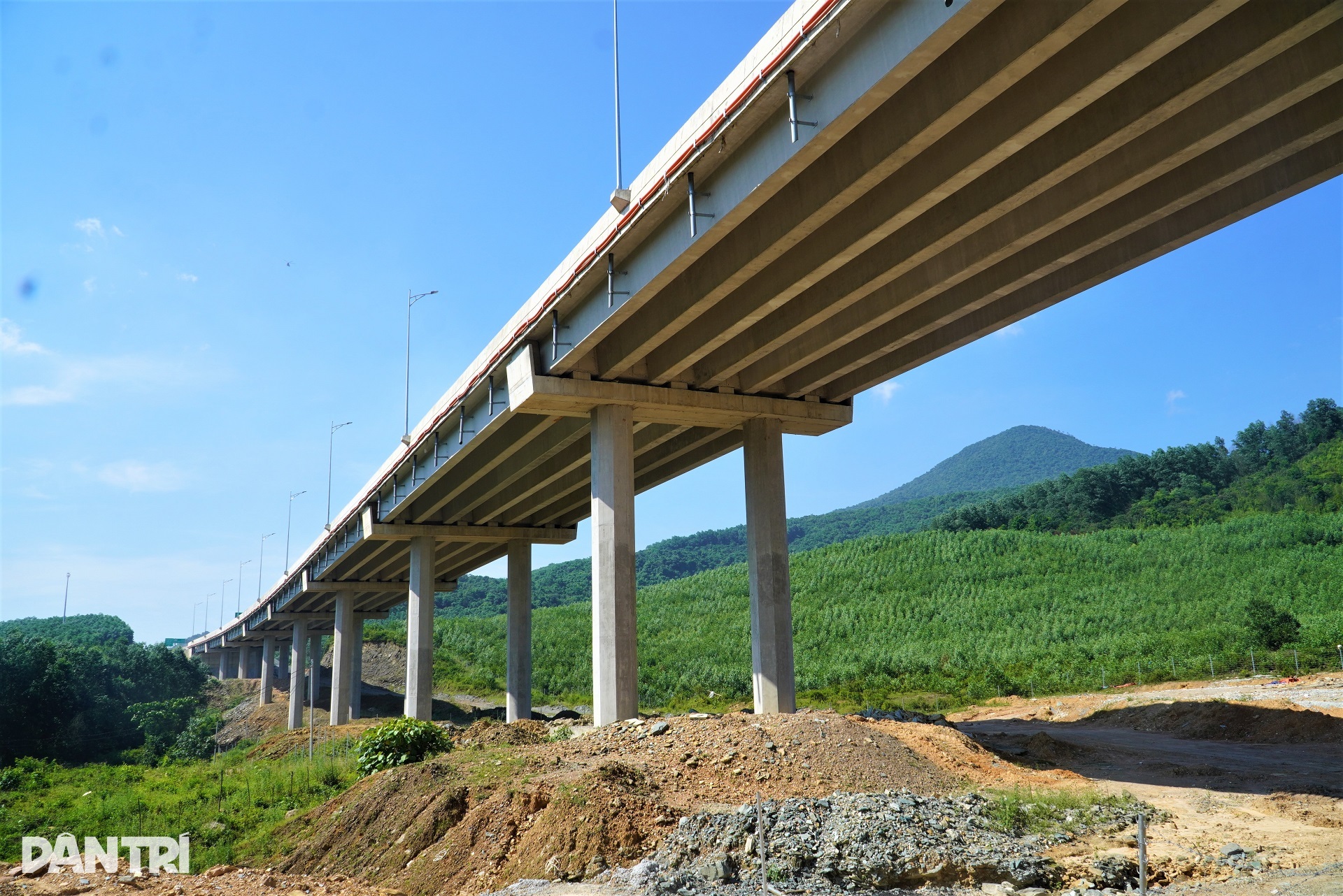 Ngắm vẻ đẹp kỳ vĩ tuyến cao tốc Vũng Áng - Bùng, sẽ thông xe trong tháng 6 - 9 Ngắm vẻ đẹp kỳ vĩ tuyến cao tốc Vũng Áng - Bùng, sẽ thông xe trong tháng 6 - 9