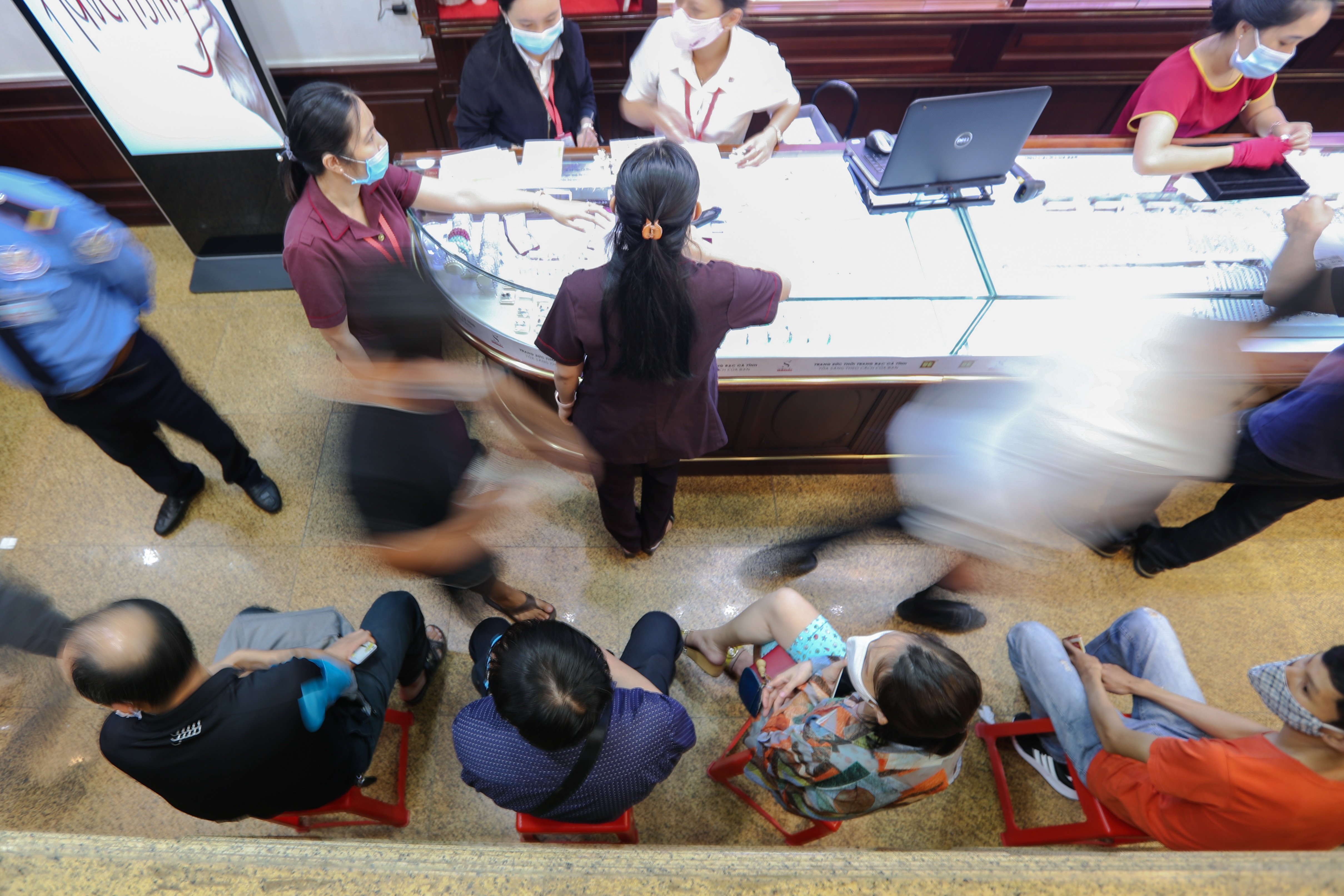 Giá vàng vượt mốc 61 triệu đồng/lượng, dân xếp hàng để bán - 4 Giá vàng vượt mốc 61 triệu đồng/lượng, dân xếp hàng để bán - 4