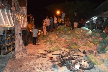 Xe tải lật úp vào xe máy, một người tử vong