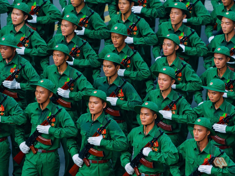 Nam sinh tạo cơn sốt với bộ ảnh diễu binh: Kiếm tiền giỏi, mơ làm nhà báo - 8