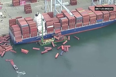 Hơn 60 container trượt khỏi tàu, lao xuống biển ở Mỹ