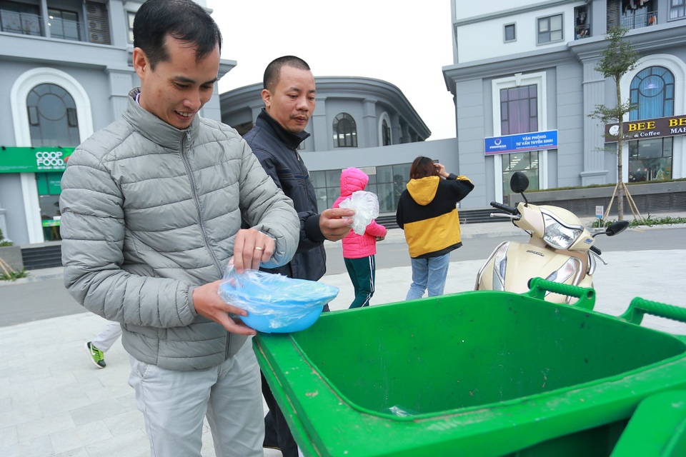 Hà Nội: Lắp cầu trượt “tiễn” Táo quân về trời, dân thích thú xếp hàng chờ đến lượt - 18 Hà Nội: Lắp cầu trượt “tiễn” Táo quân về trời, dân thích thú xếp hàng chờ đến lượt - 18