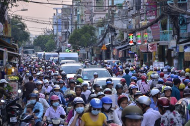 Kẹt xe trầm trọng khu vực cầu Nhị Thiên Đường