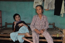 Mẹ già tủi cực trước cảnh con gái bị bại não, con trai phát bệnh tâm thần