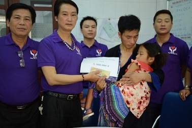 CLB Từ thiện và phát triển cộng đồng hỗ trợ 20 triệu đồng đến hai bé dân tộc bị viêm màng não