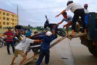 “Hốt bạc” nhờ vận chuyển xe và người vượt lũ…