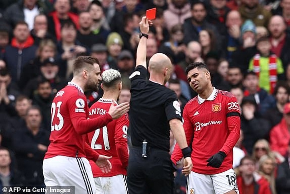 Casemiro ôm mặt khóc nức nở sau khi bị đuổi khỏi sân - 2 Casemiro ôm mặt khóc nức nở sau khi bị đuổi khỏi sân - 2