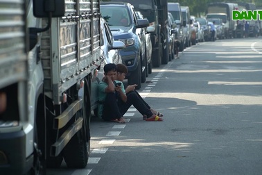 Tài xế thức trắng đêm, vạ vật tại trạm đăng kiểm ô tô