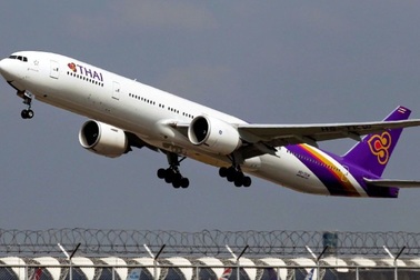 Fan Thái Lan bị tóm vì lẻn vào sân bay gặp thần tượng Hàn Quốc